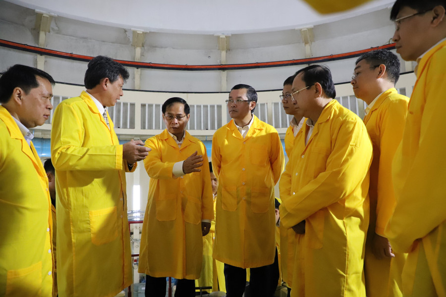 Phó Thủ tướng Bùi Thanh Sơn cùng đoàn công tác tham quan, nghe giới thiệu về quy trình hoạt động của lò phản ứng hạt nhân Đà Lạt. (Ảnh: Thành Tâm) pttg.jpg