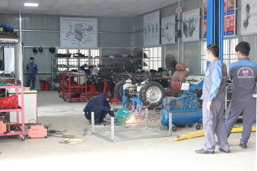 Học sinh thực hành ở ngành Cơ khí chế tạo. (Ảnh: Thành Tâm) 1-2.jpg