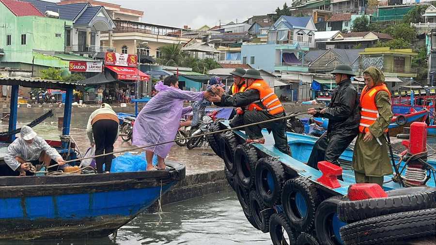 Cháu Nguyễn Quốc Học (SN 2022) được các chiến sĩ Bộ đội biên phòng dùng ca nô cao tốc đưa vào bờ cấp cứu. (Ảnh: BP)