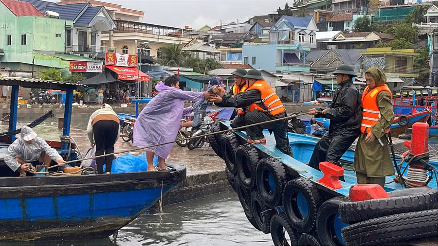 Cháu Nguyễn Quốc Học (SN 2022) được các chiến sĩ Bộ đội biên phòng dùng ca nô cao tốc đưa vào bờ cấp cứu. (Ảnh: BP)
