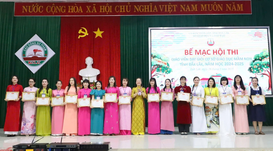 Phó Giám đốc Sở GD&ĐT Lê Thị Kim Oanh trao giải Nhất cho các thí sinh. (Ảnh: TT)