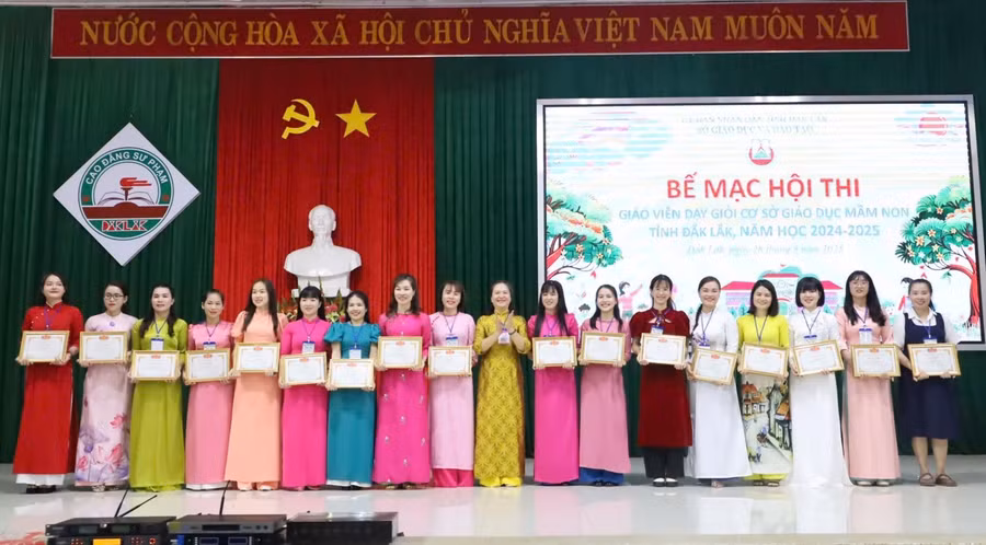 Phó Giám đốc Sở GD&ĐT Lê Thị Kim Oanh trao giải Nhất cho các thí sinh. (Ảnh: TT)