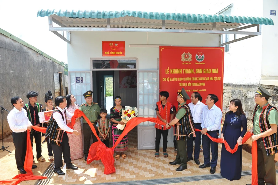 Bàn giao nhà cho gia đình ông K’Srai, buôn Ting Wel Đơm, TP Gia Nghĩa, tỉnh Đắk Nông. (Ảnh: TT)