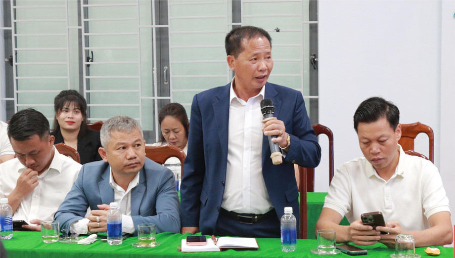 Đại diện các doanh nghiệp trao đổi, chia sẻ với lãnh đạo xã Hòa Phú. (Ảnh: Thành Tâm) img-4176.jpg