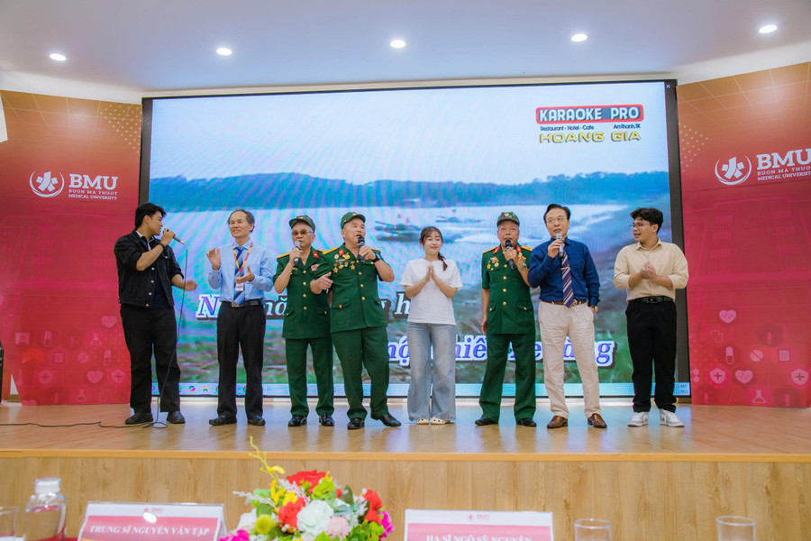 Chương trình chào tân sinh viên để lại những ấn tượng sâu sắc, giúp các em vững tin vượt qua thử thách phía trước. giao-luu-2.jpg