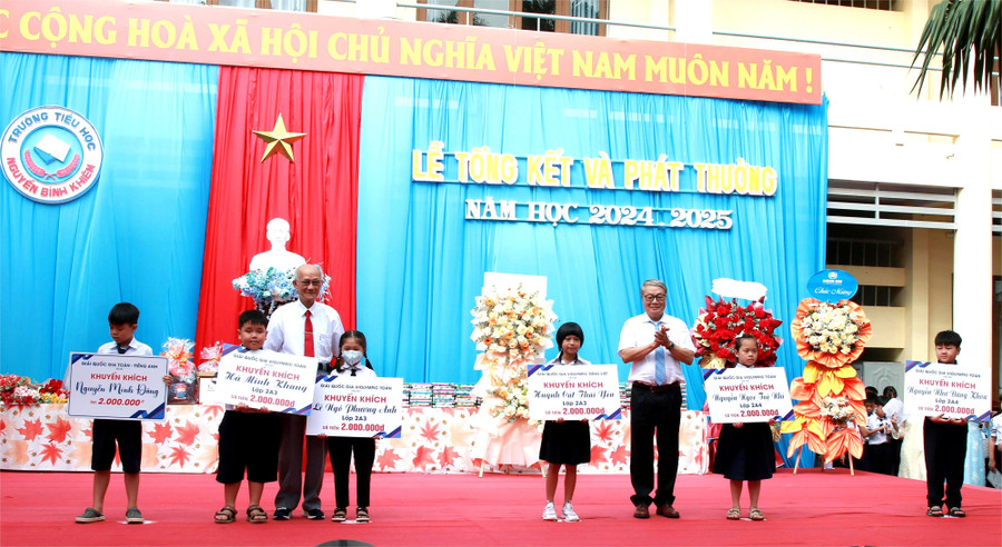 Khen thưởng cho học đạt giải các cấp. (Ảnh: Thành Tâm) 2-kt7.jpg