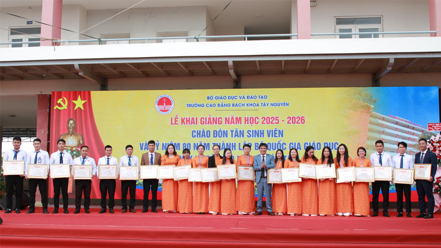 ThS Nguyễn Thái Bình khen thưởng cho cán bộ, giáo viên, nhân viên. 1-cbgv.jpg