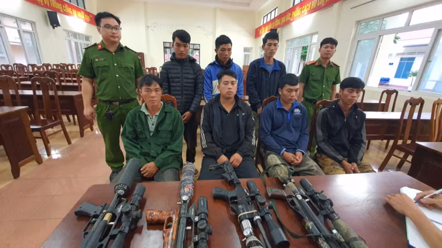 Nhóm người mua linh kiện, lắp ráp thành súng bị bắt giữ. (Ảnh: SĐ)