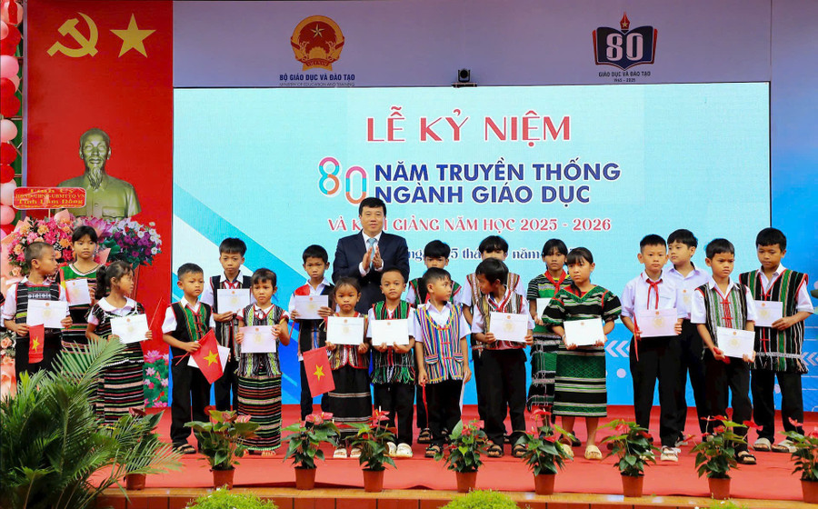 Niềm vui ngày khai giảng của học sinh nghèo vượt khó tại Lâm Đồng. bt-ha-2.jpg
