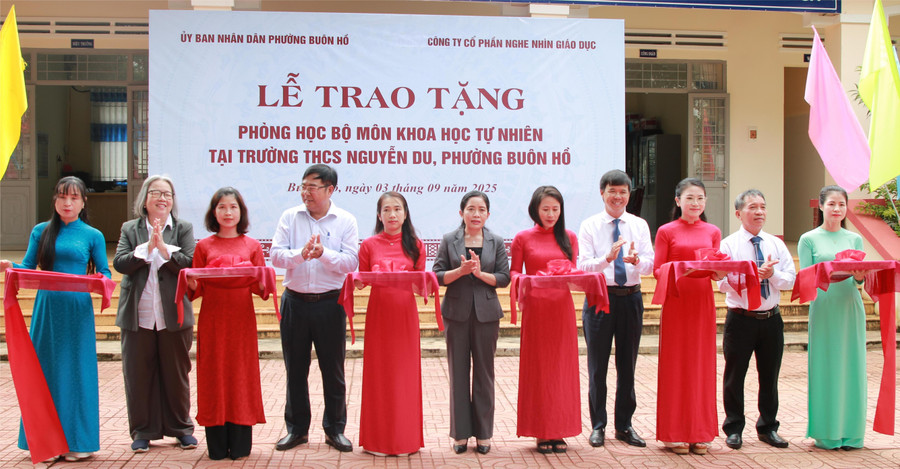 Các đại biểu cắt băng khánh thành phòng học bộ môn tại Trường THCS Nguyễn Du. (Ảnh: Thành Tâm) img-1547.jpg