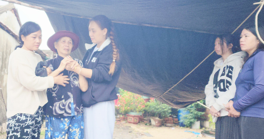 Bà Nguyễn Thị Bàng (thứ 2 từ trái qua) đã 5 ngày liền ra bờ sông khóc thương 2 đứa con mất tích do lũ cuốn. (Ảnh: Thành Tâm)