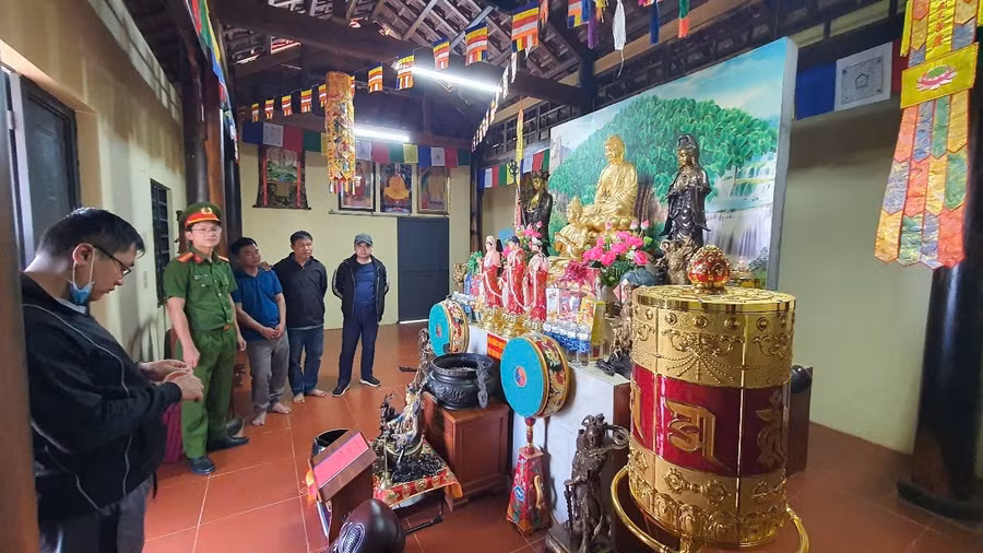 Công an Đắk Lắk khám xét nơi tu tập của vợ chồng Tuấn, Nhớ. (Ảnh: SĐ)