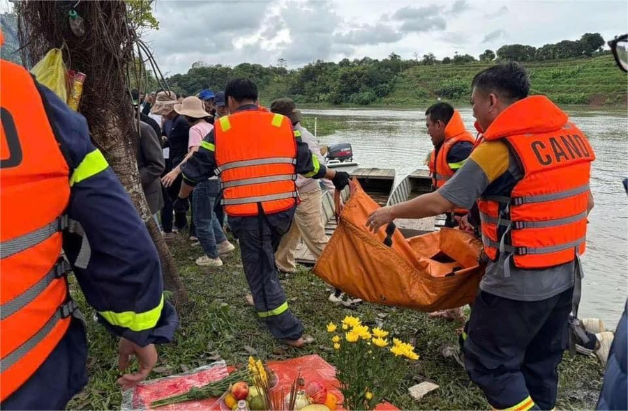 Sau hơn 1 ngày tìm kiếm, trưa 26/10, lực chức năng 2 tỉnh Đắk Lắk – Lâm Đồng tìm thấy thi thể V.A. cách chân cầu 14 gần 3km. a2-khi-noi-buon-vuot-nguong-bao-dong-tram-cam-hoc-duong-daklak.jpg