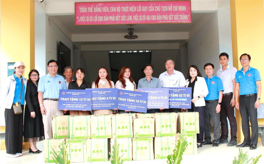 Trường Hoàng Việt Trao tặng tivi, vở cho các trường học thuộc xã Phú Hòa 2. (Ảnh: TT)