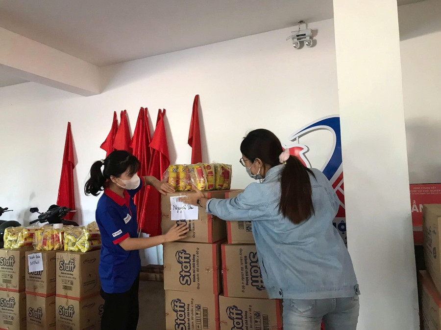 Đội hình tiếp sức mùa thi tại huyện Lắk phân loại nhu yếu phẩm phục vụ cho thí sinh tại khu nội trú. (Ảnh: TT) lawsk-2.jpg