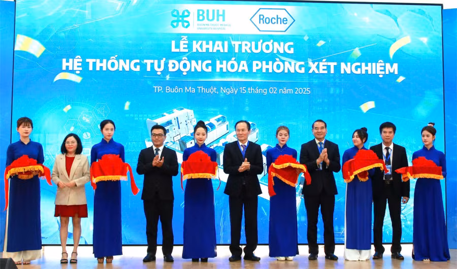 Khai trương Phòng xét nghiệp tự động hóa tại Bệnh viện Đại học Y Dược Buôn Ma Thuột. (Ảnh: PV)