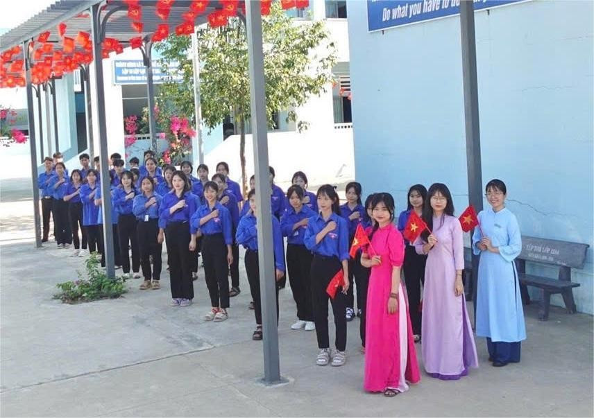 Trường học không chỉ dạy chữ mà còn dạy người từ sự gương mẫu trong thực hiện nền nếp, kỷ cương của người thầy. 4-vng.jpg