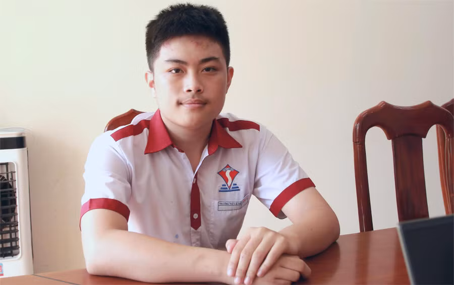 Nguyễn Hoàng Nhật Minh đạt điểm cao nhất khối A01 và D01 tỉnh Đắk Lắk. (Ảnh: Đinh Hằng)