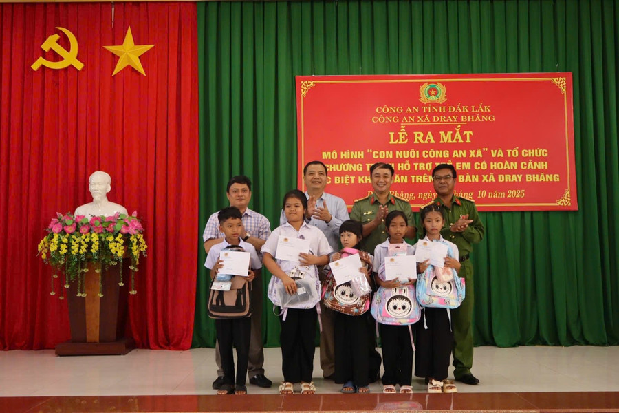 Công an xã Dray Bhăng (Đắk Lắk) trao quà cho học sinh có hoàn cảnh khó khăn trên địa bàn. cax2.jpg