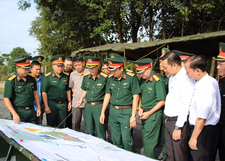 Khảo sát thực địa vị trí xây dựng Trường Phổ thông nội trú liên cấp Tiểu học - THCS Buôn Đôn tại thôn Thống Nhất. (Ảnh: TT)