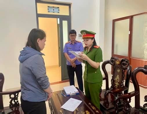 Cơ quan chức năng công bố các quyết định tố tụng trong vụ án. (Ảnh: AN)