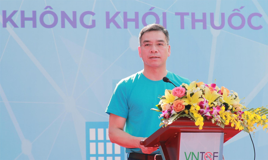 Ông Hà Anh Đức phát động chiến dịch "Hãy lựa chọn nhà hàng, khách sạn không khói thuốc. (Ảnh: Thành Tâm) 1-bs-duc.jpg