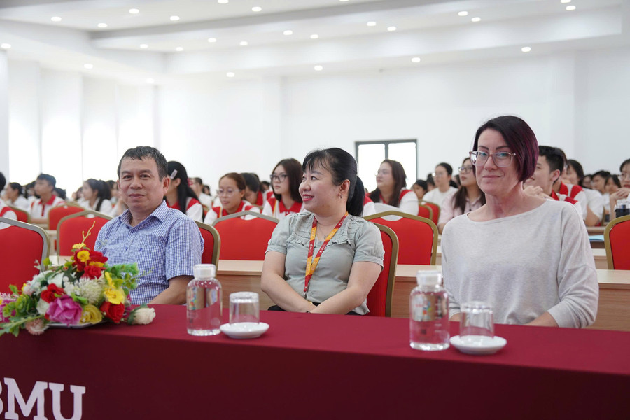 Các đại biểu tham gia sinh hoạt chuyên đề chuyên sâu về Nhãn khoa. 2-dh.jpg