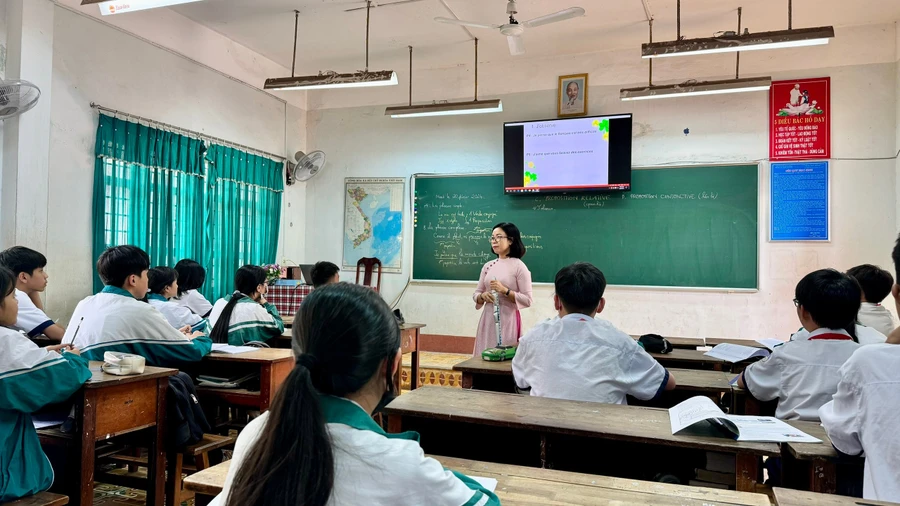 Giáo viên 1 trường học tại TP Buôn Ma Thuột, tỉnh Đắk Lắk. (Ảnh: TT)