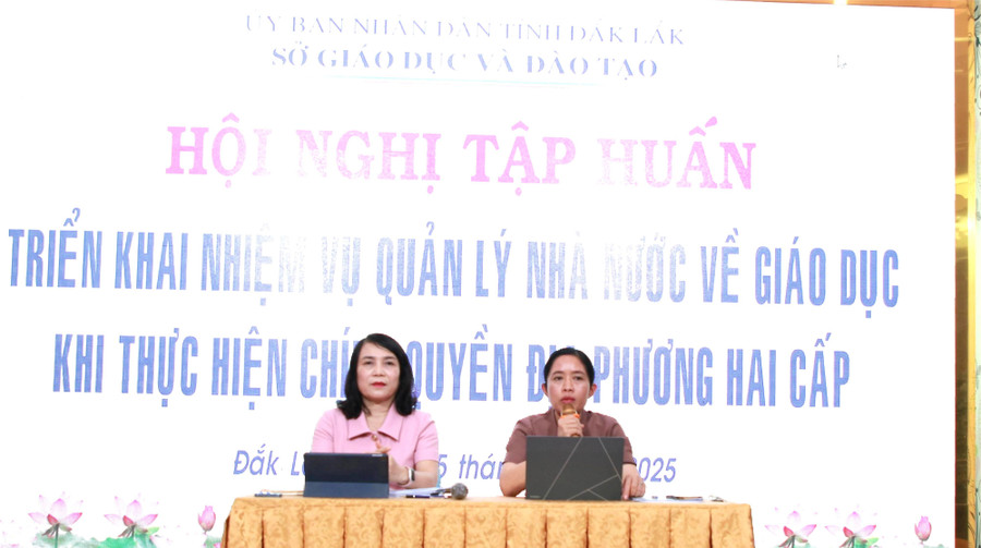 Giám đốc và Phó Giám đốc Sở GD&ĐT chủ trì Hội nghị. (Ảnh: Thành Tâm)
