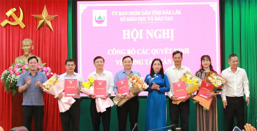 Lãnh đạo sở GD&ĐT trao quyết định điều động, bổ nhiệm lại phó hiệu trưởng các trường THPT và phó giám đốc Trung tâm GDTX tỉnh. (Ảnh: Thành Tâm) 4.jpg