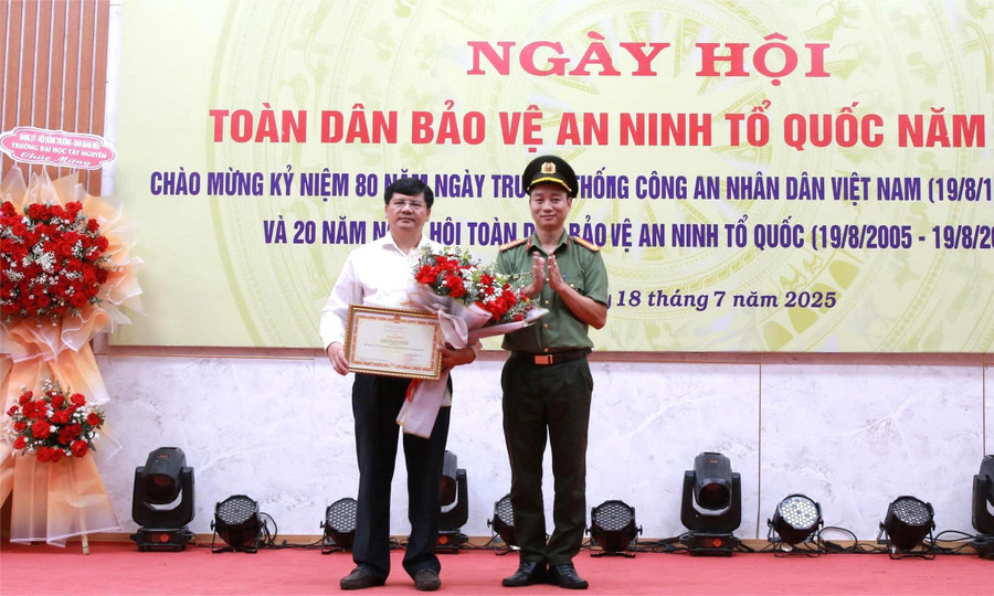 Lãnh đạo Trường Đại học Tây Nguyên nhận Bằng khen của Bộ Công an. (Ảnh: TT)