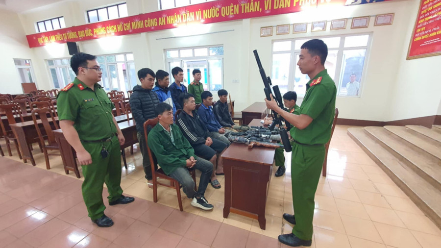 Công an làm việc với nhóm người mua linh kiện, lắp ráp thành súng bị bắt giữ. (Ảnh: SĐ) 81100deb-bd87-41ae-b75b-8406e9d182d0.jpg