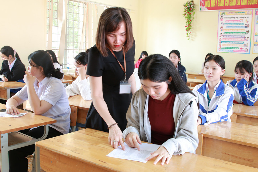 Cán bộ coi thi kiểm tra thông tin thí sinh trước giờ thi tại điểm thi Trường THPT Lê Quý Đôn, TP Buôn Ma Thuột. (Ảnh: Thành Tâm) img-6288.jpg