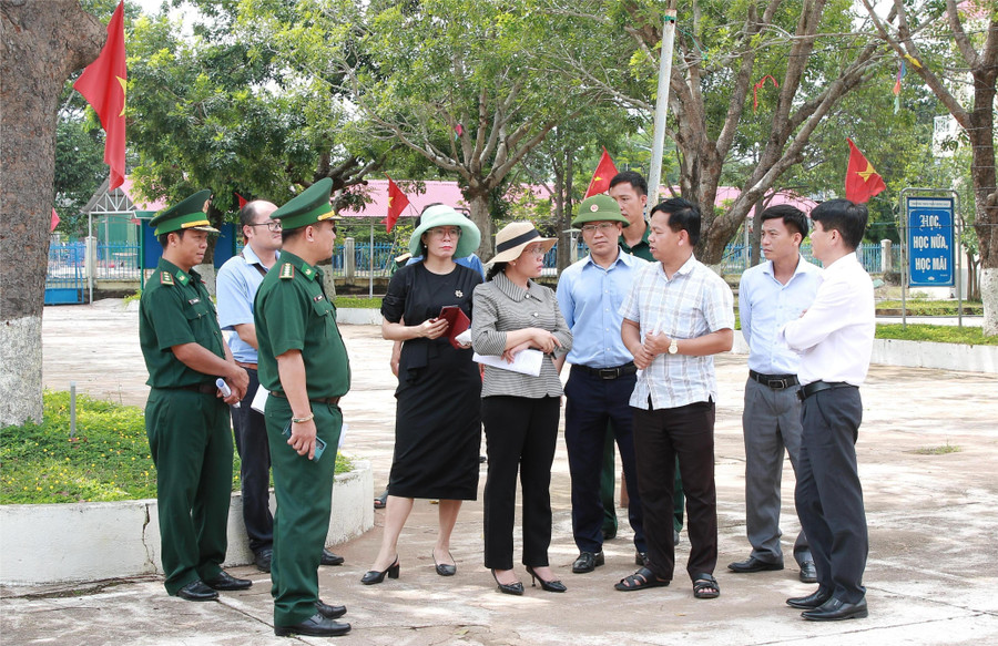 Lãnh đạo xã Ia Lốp cùng lãnh đạo Sở GD&ĐT bàn phương án xây dựng trường nội trú liên cấp. (Ảnh: Thành Tâm)