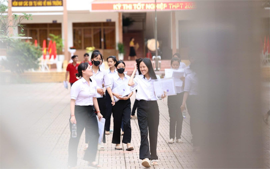 Thí sinh tại điểm thi Trường THPT Lê Quý Đôn rạng rỡ sau khi hoàn thành Kỳ thi tốt nghiệp THPT năm 2025. (Ảnh: TT)