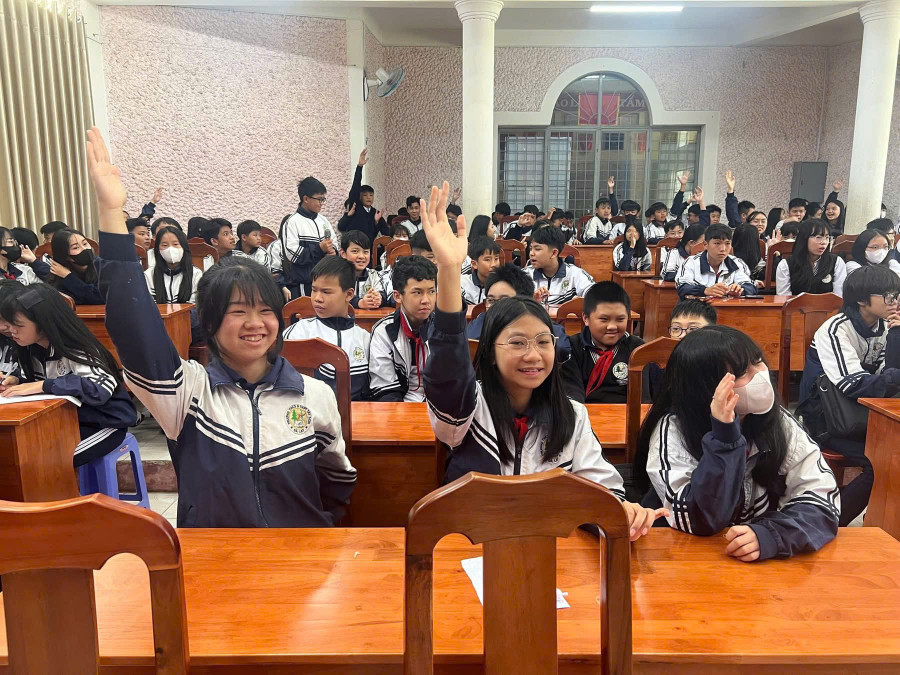 Học sinh giao lưu trả lời các câu hỏi về pháp luật trong phiên tòa giả định. a4-hs.jpg