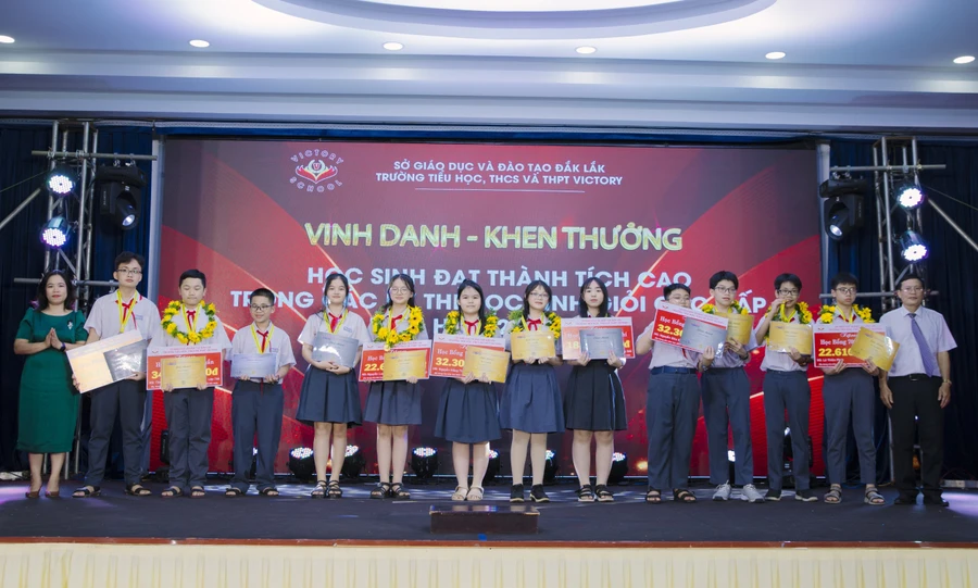 Trường Victory Đắk Lắk vinh danh và trao học bổng cho học sinh đạt thành tích cao trong các kì thi học sinh giỏi. (Ảnh: NT)