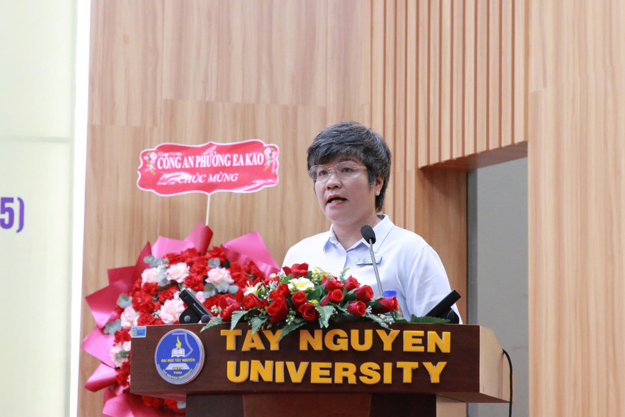 Đại diện Trường Đại học Tây Nguyên báo cáo tổng kết phong trào toàn dân bảo vệ ANTQ năm học 2024-2025. (Ảnh: TT) ts-hien.jpg