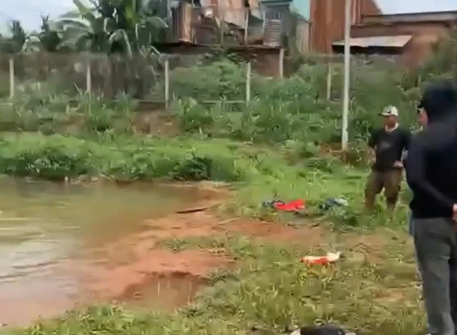 Khu vực hồ tưới cà phê nơi 2 học sinh bị đuối nước không có rào chắn, biển cảnh báo. (Ảnh: CTV) 