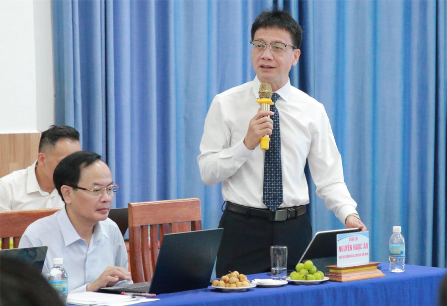 TS Nguyễn Ngọc Ân – Chủ tịch Công đoàn Giáo dục Việt Nam trao đổi với lãnh đạo, giảng viên Trường Đại học Nha Trang. (Ảnh: Thành Tâm) a2-bt-nguyen-kim-son-dai-hoc-nha-trang.jpg