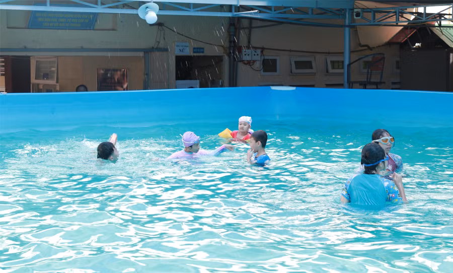 Trường Tiểu học Phan Chu Trinh (TP Buôn Ma Thuột) dạy bơi miễn phí cho học sinh hè 2025. (Ảnh: Thành Tâm)