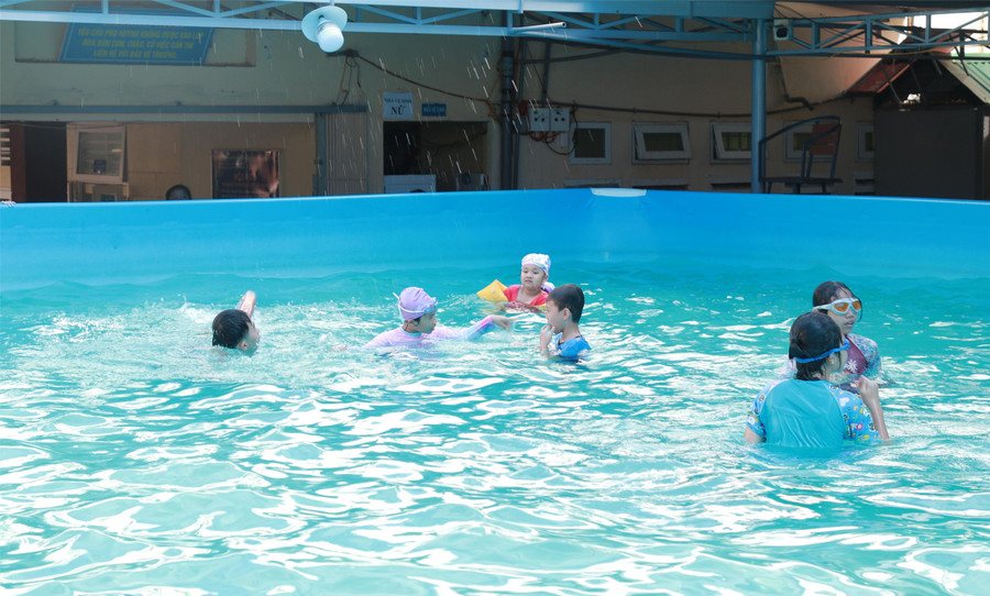 Trường Tiểu học Phan Chu Trinh (TP Buôn Ma Thuột) dạy bơi miễn phí cho học sinh hè 2025. (Ảnh: Thành Tâm)