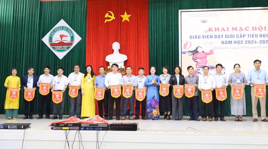 Ban tổ chức tặng cờ lưu niệm cho các phòng GD&ĐT. (Ảnh: TT)