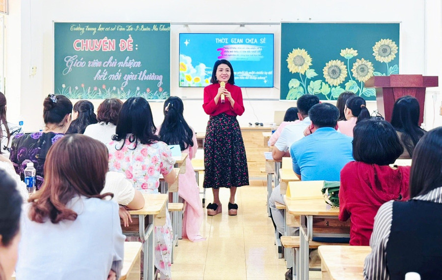 Bà Nguyễn Thị Hiên, Phó Hiệu trưởng Trường THCS Tân Lợi (phường Buôn Ma Thuột) trong 1 buổi sinh hoạt chuyên đề.