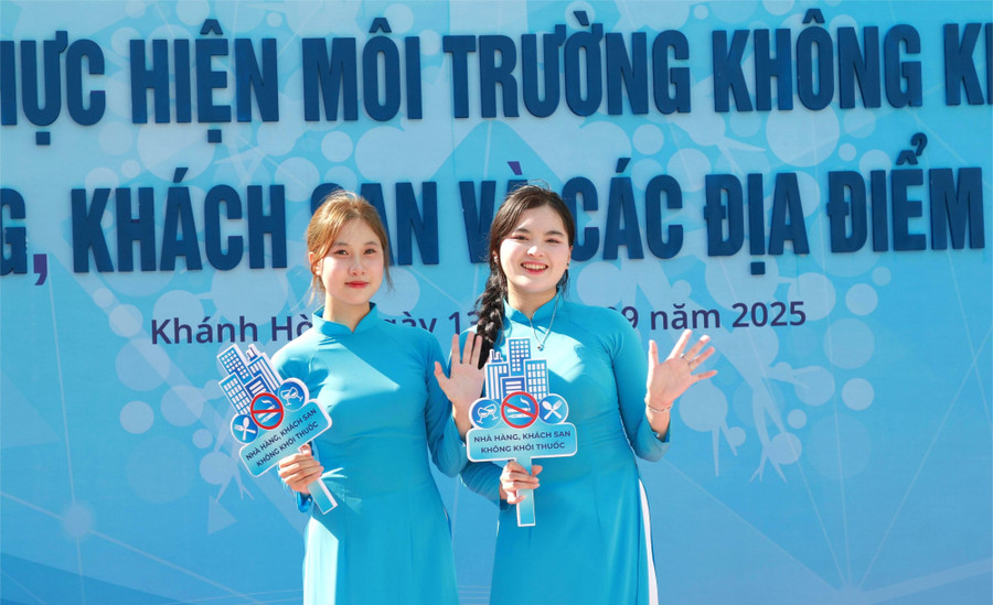 Tuổi trẻ Khánh Hòa hưởng ứng thông điệp "Hãy lựa chọn nhà hàng, khách sạn không khói thuốc. (Ảnh: Thành Tâm)