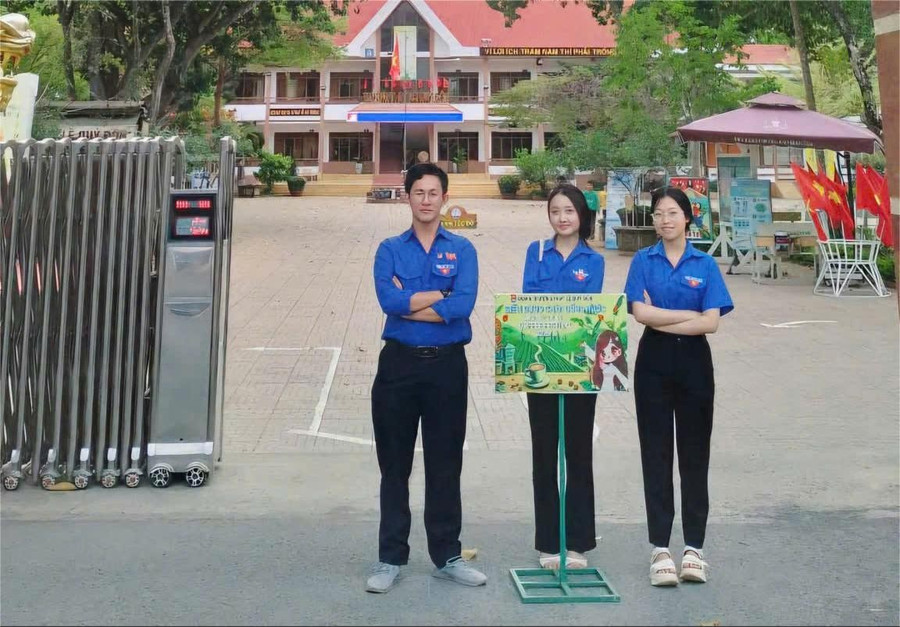 Nam sinh Nguyễn Anh Ngọc (ngoài cùng bên trái) trong một hoạt động phong trào tại trường. (Ảnh: DL) anh-ngoc.jpg