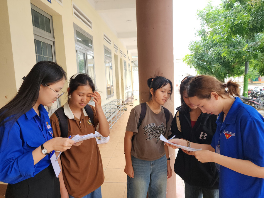 Thí sinh được sinh viên tình nguyện hướng dẫn tại Trường PTDT nội trú THCS huyện Krông Bông. (Ảnh: TT). 1000030823.jpg