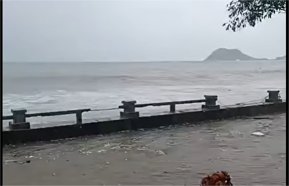 Sóng biển bắt đầu tràn qua bề đê khu vực Đại Lãnh, phía Bắc tỉnh Khánh Hòa vào chiều 6/11. (Ảnh: TT)