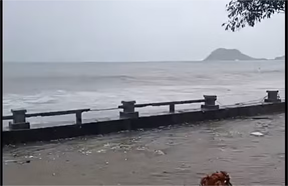 Sóng biển bắt đầu tràn qua bề đê khu vực Đại Lãnh, phía Bắc tỉnh Khánh Hòa vào chiều 6/11. (Ảnh: TT)