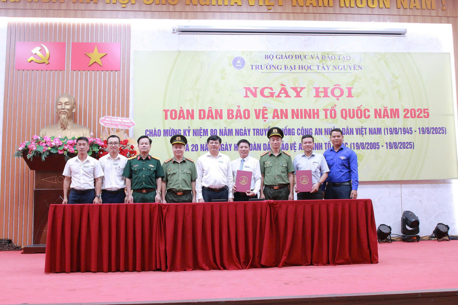 Đại diện Công an tỉnh, lãnh đạo nhà trường chứng kiến lễ ký cam kết xây dựng Trường Đại học Tây Nguyên đạt tiêu chuẩn “an toàn về ANTT”. (Ảnh: TT) ky-ket.jpg
